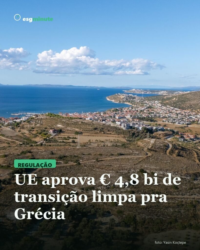 Litoral da Grécia com cidade à beira-mar e mar azul ao fundo