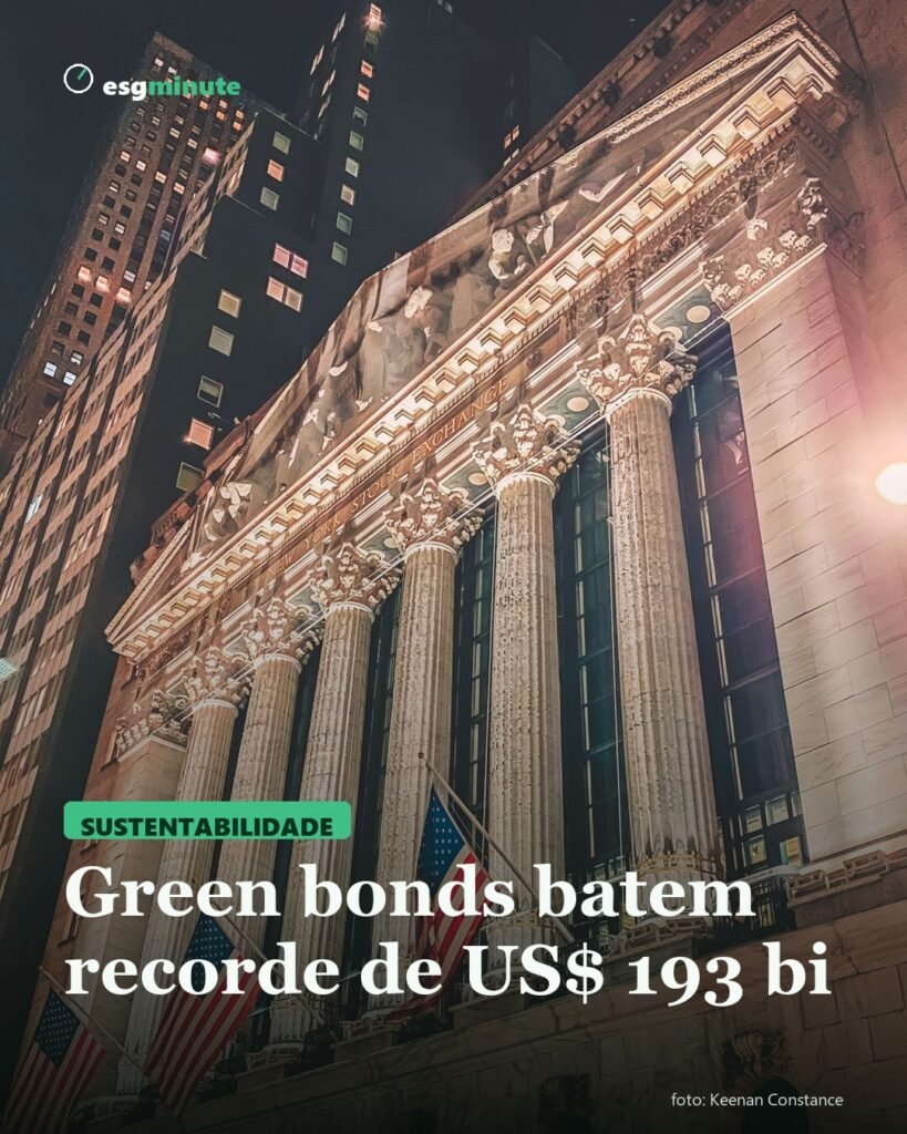 Fachada neoclássica com colunas de edifício do mercado financeiro