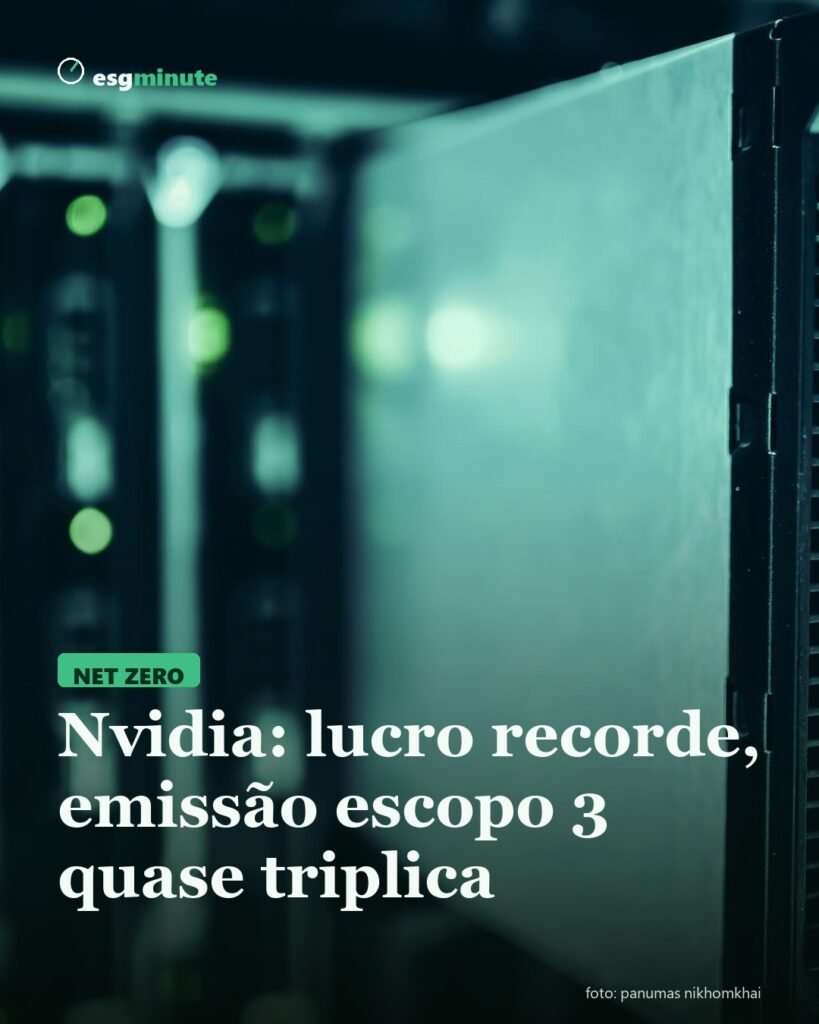 Corredor de servidores em data center com luzes acesas