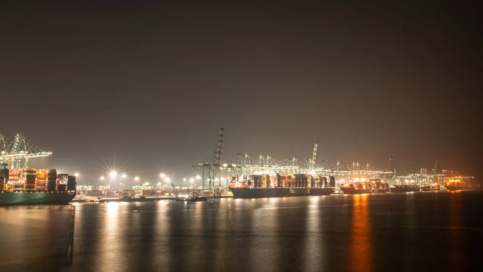 Navio cargueiro no porto
