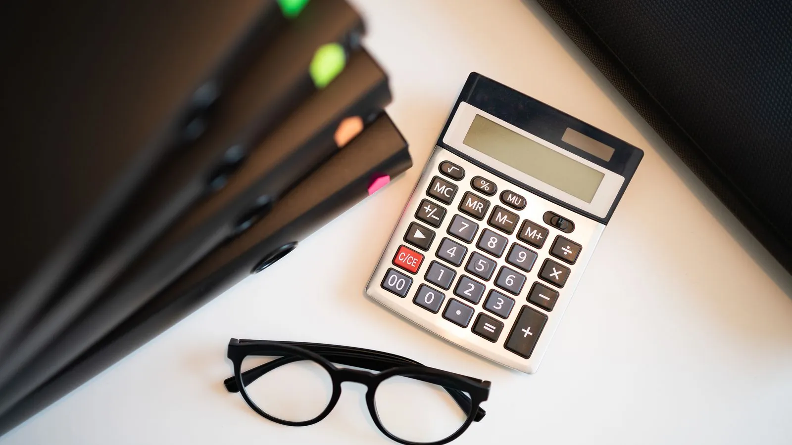 Calculadora e papéis de contabilidade na mesa