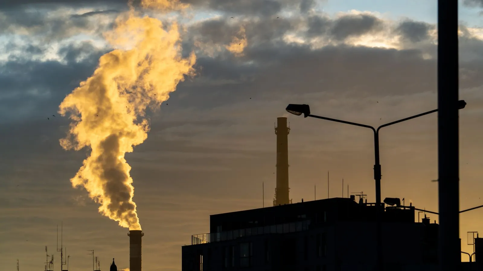 Fumaça saindo de chaminé industrial