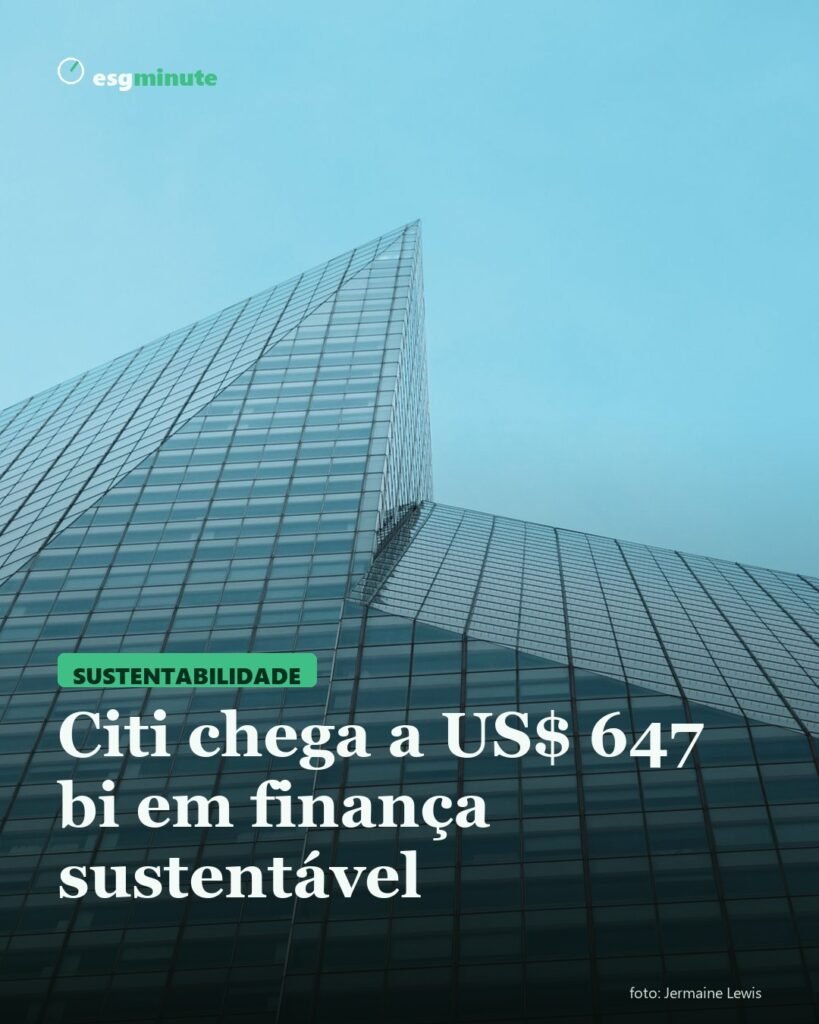 Edifício corporativo envidraçado visto de baixo contra o céu