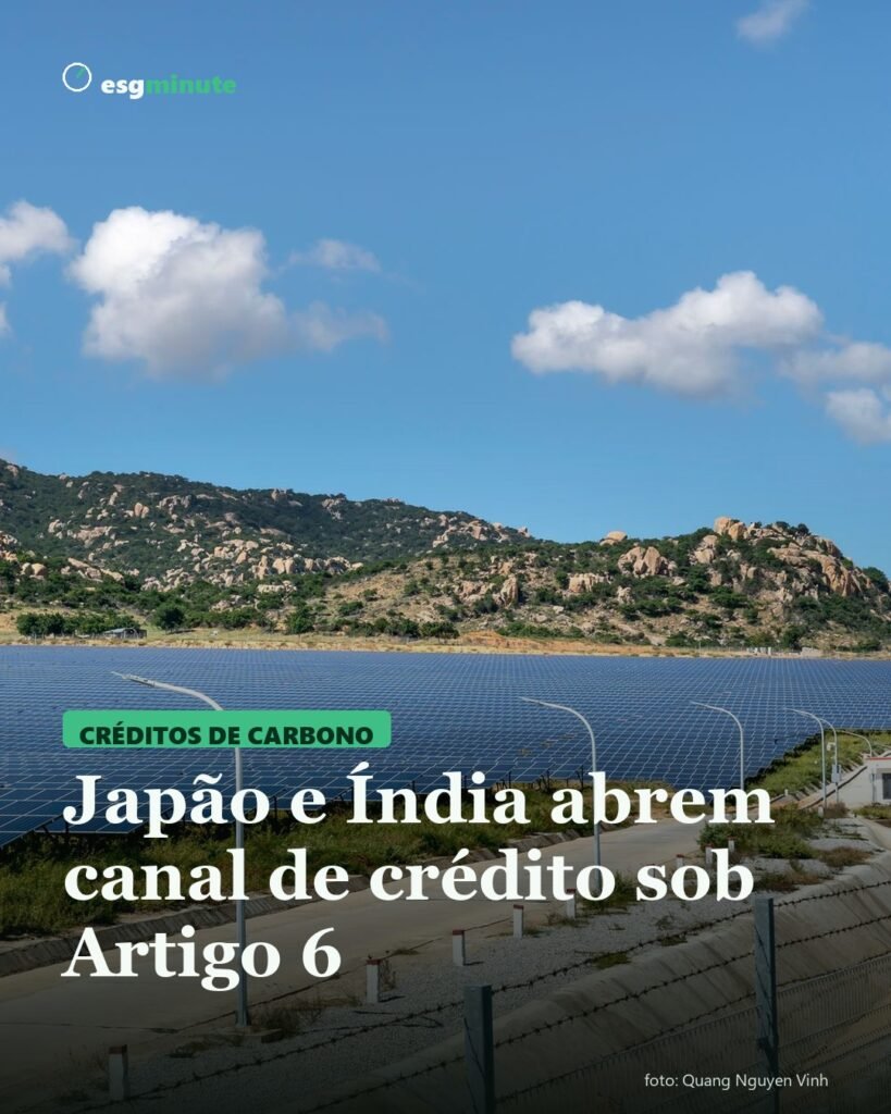 Lago cercado por morros verdes sob céu azul com nuvens