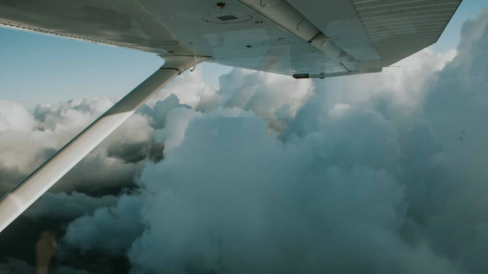 Vista das nuvens pela janela do avião