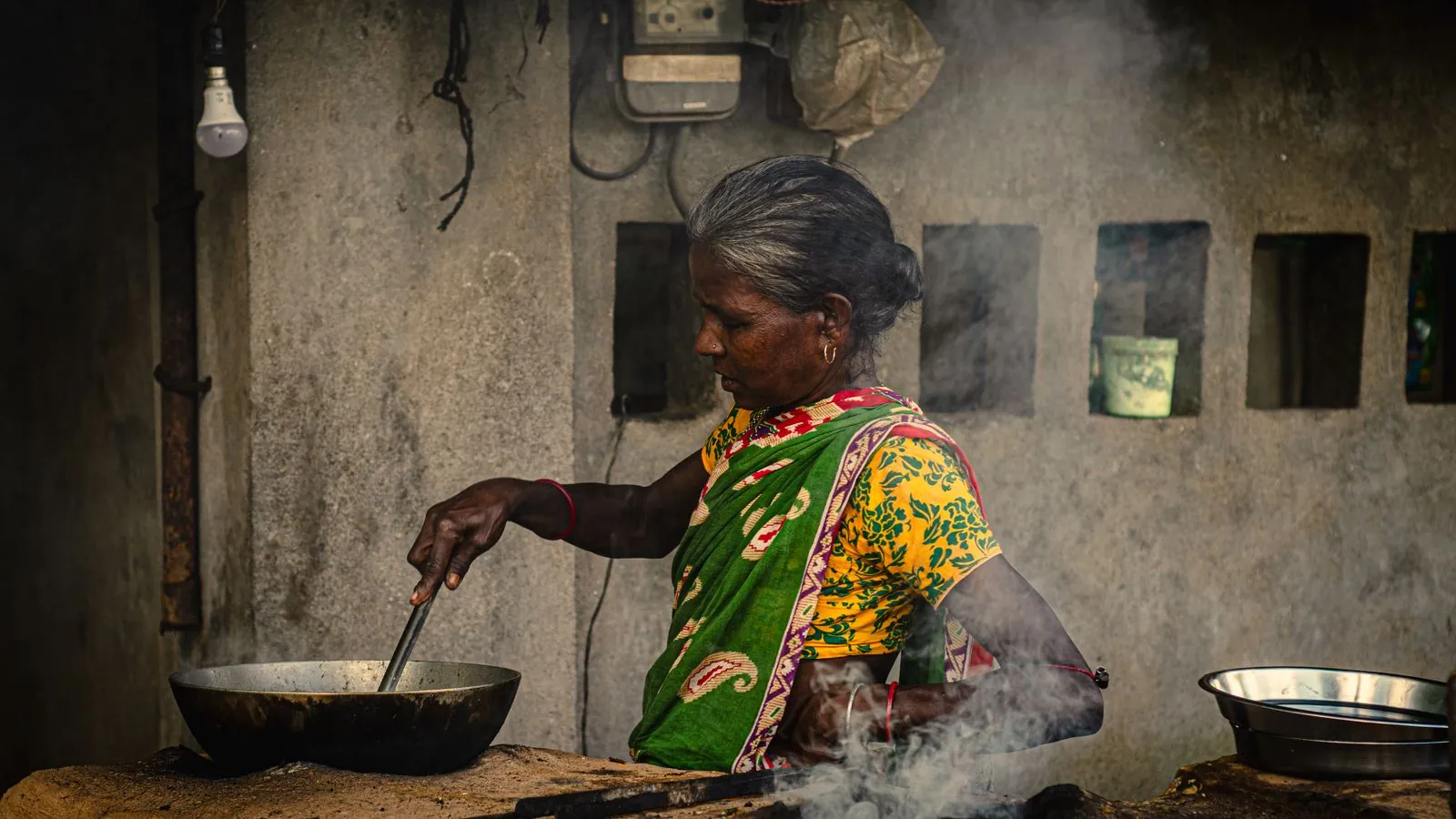 Preparo de comida em fogão numa comunidade rural