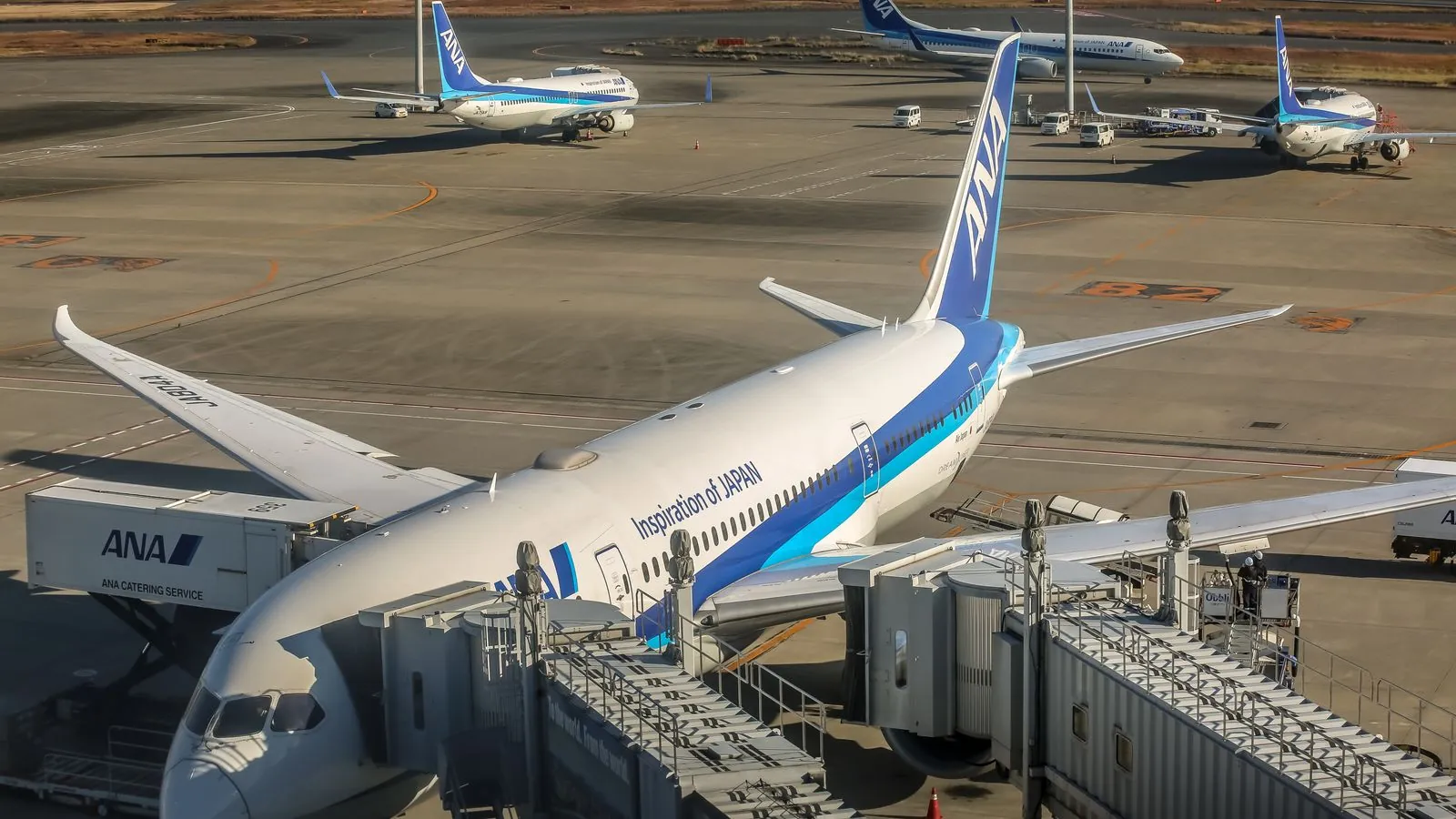 Aviões estacionados no terminal do aeroporto