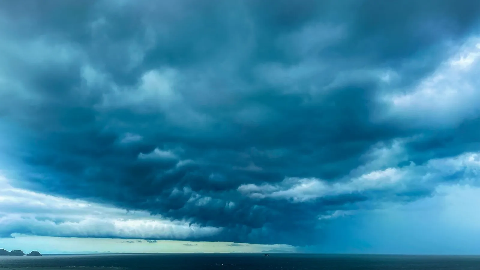 Nuvens de tempestade sobre o oceano